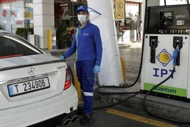Đổ xăng cho phương tiện tại một trạm xăng ở Amchit, Liban ngày 20/4 vừa qua. (Ảnh: AFP/TTXVN)