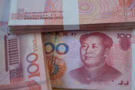 Đồng 100 nhân dân tệ của Trung Quốc. (Ảnh: AFP/TTXVN)
