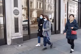 Các cửa hàng tại London phải đóng cửa do dịch COVID-19. (Ảnh: THX/TTXVN)
