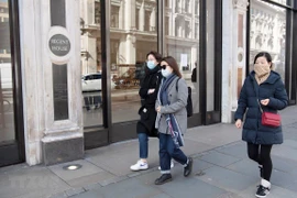 Các cửa hàng tại London phải đóng cửa do dịch COVID-19. (Ảnh: THX/TTXVN)