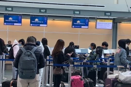 Công dân Việt Nam làm thủ tục check-in tại sân bay quốc tế Vancouver của Canada. (Ảnh: TTXVN phát)