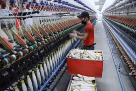 Dây chuyền sản xuất sợi tại nhà máy của Công ty Cổ phần Vinatex Hồng Lĩnh. (Ảnh: Vũ Sinh/TTXVN)