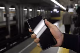Ứng dụng “StopCovid,” được xây dựng với tính năng cảnh báo người dùng smartphone nếu họ tiếp xúc với người nhiễm virus SARS-CoV-2. (Nguồn: sortiraparis)