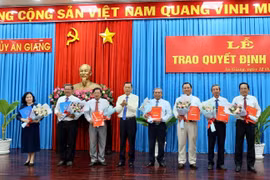 Ông Võ Anh Kiệt, Phó Bí thư Thường trực Tỉnh uỷ An Giang trao quyết định nghỉ hưu cho các cán bộ thuộc diện Ban Thường vụ Tỉnh ủy An Giang quản lý. (Ảnh: Thanh Sang/TTXVN)