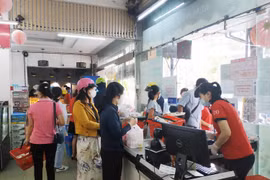 Người dân mua hàng tại một điểm bán nhu yếu phẩm thiết yếu ở thành phố Buôn Ma Thuột. (Ảnh: Tuấn Anh/TTXVN)