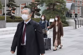 Người dân đeo khẩu trang phòng tránh lây nhiễm virus SARS-CoV-2 tại Tokyo, Nhật Bản, ngày 25/2. (Ảnh: THX/TTXVN)