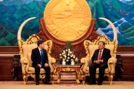 Tổng Bí Thư, Chủ tịch nước Lào Bounnhang Vorachith đang tiếp thân mật đồng chí Lê Minh Trí cùng đoàn. (Ảnh: Phạm Kiên-Thu Phương/Vietnam+)