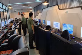 Lực lượng chức năng kiểm tra, bắt quả tang hàng chục thanh thiếu niên chơi game tại cơ sở kinh doanh Internet Pôn Gaming. (Ảnh: TTXVN) phát