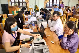 Một buổi giao dịch cho nông dân vay vốn. (Ảnh: Trần Việt/TTXVN)