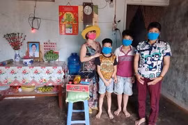Trao quà cho người khuyết tật, người có hoàn cảnh khó khăn. (Ảnh: Hồng Điệp/TTXVN)
