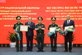 Đại tướng Ngô Xuân Lịch, Bộ trưởng Bộ Quốc phòng trao Bằng khen cho Trung tâm Nhiệt đới Việt-Nga. (Ảnh: Văn Điệp/TTXVN)