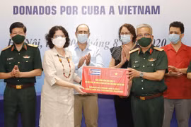 Đại sứ Cuba tại Việt Nam Lianys Torres Rivera trao thuốc phòng, chống dịch bệnh COVID-19 cho Thượng tướng Nguyễn Chí Vịnh, Thứ trưởng Bộ Quốc phòng. (Ảnh: Dương Giang/TTXVN)