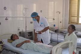 Một bệnh nhân bị sốc nhiệt đang được điều trị. (Ảnh: Nguyễn Chinh/TTXVN)