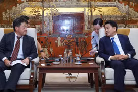 Chủ tịch Chủ tịch Ủy ban Nhân dân thành phố Hà Nội Nguyễn Đức Chung tiếp ông Shimizu Akira, Trưởng đại diện JICA tại Việt Nam. (Ảnh: Lâm Khánh/TTXVN)