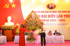Trưởng Ban Tuyên Giáo Trung ương Võ Văn Thưởng tặng hoa chúc mừng Đại hội. (Ảnh: Công Phong/TTXVN)