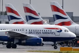 Máy bay của Hãng hàng không British Airways đỗ tại sân bay Heathrow ở London, Anh. (Ảnh: AFP/TTXVN)