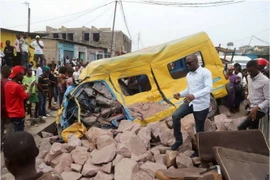 Đống đổ nát sau vụ một chiếc xe tải gây tai nạn ở Kinshasa ngày 16/2. (Nguồn: Reuters)