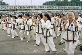 Hội viên Câu lạc bộ dưỡng sinh Hà Nội đồng diễn bài tập Thái cực dưỡng sinh trên quảng trường Ba Đình, Hà Nội. (Ảnh: Đình Trân/TTXVN) 