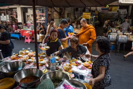 Người dân mua bán thực phẩm tại chợ ở Bangkok, Thái Lan. (Ảnh: AFP/TTXVN)