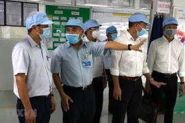 Đoàn công tác của Bộ Y tế làm việc tại Công ty TNHH Điện tử Foster Đà Nẵng (Khu công nghiệp Hòa Cầm). (Ảnh: Quốc Dũng/TTXVN)