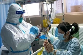 Nhân viên y tế điều trị cho bệnh nhân nhiễm virus corona mới ại bệnh viện thành phố Vũ Hán, tỉnh Hồ Bắc, Trung Quốc. (Ảnh: IRNA/TTXVN)