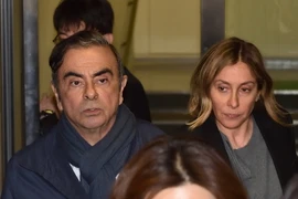 Cựu Chủ tịch hãng ôtô Nissan Carlos Ghosn (phải) và vợ Carole Ghosn rời văn phòng luật sư tại Tokyo, Nhật Bản. (Ảnh: AFP/TTXVN)
