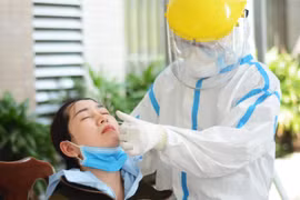 Đà Nẵng xét nghiệm tất cả học sinh thi tốt nghiệp Trung học phổ thông. (Ảnh: Văn Dũng/ TTXVN)