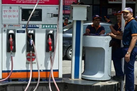 Một cửa hàng bán xăng dầu ở New Delhi của Ấn Độ. (Ảnh: EPA/TTXVN)