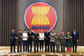 Các đại biểu chụp ảnh tại Cuộc họp lần thứ 11 Ủy ban hợp tác chung (JCC) ASEAN-Hoa Kỳ. (Ảnh: Ban thư ký ASEAN/TTXVN phát)