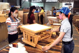 Sản xuất đồ gỗ xuất khẩu tại huyện Đông Anh của Hà Nội. (Ảnh: Đỗ Phương Anh/TTXVN)