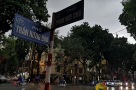 Trong ảnh: Bầu trời Hà Nội tối sầm, kèm mưa lớn khiến các phương tiện giao thông phải bật đèn khi di chuyển. (Ảnh: Thanh Tùng/TTXVN)