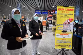 Nhân viên y tế Malaysia được triển khai tại sân bay quốc tế Kuala Lumpur ở Sepang nhằm tăng cường biện pháp ngăn chặn sự lây lan của virus corona mới. (Ảnh: AFP/TTXVN)