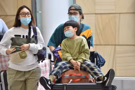 Hành khách đeo khẩu trang phòng chống virus corona gây bệnh viêm phổi lạ tại sân bay Sydney, Australia, ngày 25/1 vừa qua. (Ảnh: AFP/TTXVN)