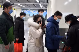 Kiểm tra thân nhiệt hành khách ngày 26/1 vừa qua. (Ảnh: THX/TTXVN)