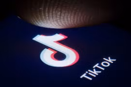 Biểu tượng của TikTok trên màn hình máy tính bảng. (Nguồn: AFP/TTXVN)