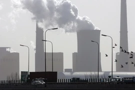 Khói bốc lên tại một nhà máy ở Bắc Kinh, Trung Quốc. (Ảnh: AFP/TTXVN)