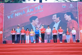 Người lao động nhận vé “Về Nhà Ăn Tết” 2000. (Ảnh: Vietnam+)