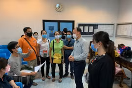 Cán bộ của Đại sứ quán Việt Nam tại Thái Lan cung cấp thông tin, giải thích cho công dân Việt Nam. (Ảnh: TTXVN phát)