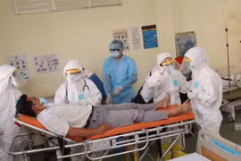 Diễn tập tình huống tiếp nhận, vận chuyển người bệnh nhiễm 2019-nCoV. (Ảnh: Đinh Hằng/TTXVN)