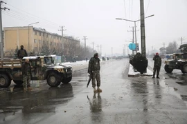 Lực lượng an ninh Afghanistan điều tra tại hiện trường một vụ tấn công ở Kabul. (Ảnh: THX/TTXVN)