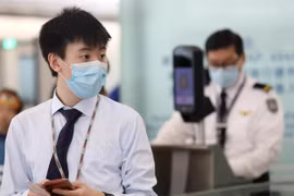 Nhân viên tại sân bay quốc tế Hongkong đeo mặt nạ giữa lúc dịch sởi bùng phát, đã ảnh hưởng đến một số người làm việc tại sân bay. (Nguồn: scmp)