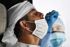 Một thiết bị thử nghiệm COVID-19 dựa trên laser được công bố tại Abu Dhabi vào ngày 19/5. (Nguồn: AFP)