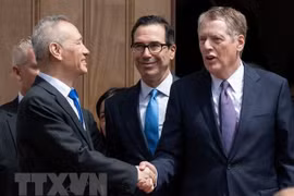 Phó Thủ tướng Trung Quốc Lưu Hạc cùng các quan chức Mỹ tại Washington hồi tháng 5/2019. (Ảnh: AFP/TTXVN)