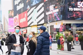 Người dân đeo khẩu trang nhằm ngăn chặn sự lây lan của dịch COVID-19 tại New York, Mỹ ngày 14/3 vừa qua. (Nguồn: AFP/TTXVN)