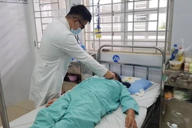 Bà L.T.T được các bác sỹ Bệnh viện đa khoa khu vực Long Khánh kiểm tra sức khỏe sau ca mổ và chuẩn bị được xuất viện. (Ảnh: TTXVN phát)