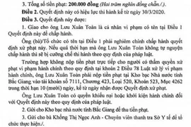 Quyết định xử phạt ông Lưu Xuân Toàn, tỉnh Bắc Giang, do khai báo không trung thực kịp thời diễn biến bệnh truyền nhiễm của bản thân với thầy thuốc, nhân viên y tế. (Ảnh: Đồng Thúy/TTXVN)