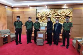 Trao 100 triệu đồng và khẩu trang y tế tặng Hội hữu nghị Lào-Việt