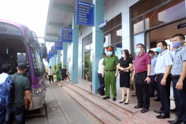 Phó Chủ tịch Thường trực Ủy ban Nhân dân thành phố Hải Phòng Nguyễn Xuân Bình cùng lãnh đạo sở ban ngành kiểm tra công tác phòng chống dịch COVID-19 tại bến xe Cầu Rào. (Ảnh: An Đăng/TTXVN)