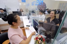 Khách hàng giao dịch. (Ảnh minh họa: Trần Việt/TTXVN)