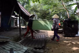 Người dân sống trên Thượng Thành hạ giải những ngôi nhà tạm bợ để đến nơi ở mới, trả lại mặt bằng cho di tích. (Ảnh: Đỗ Trưởng/TTXVN)
